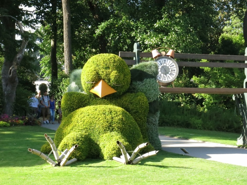 Sleepy-Chickling-and-Giant-Bench-Jardin-des-Plantes-Nantes-France-800x600